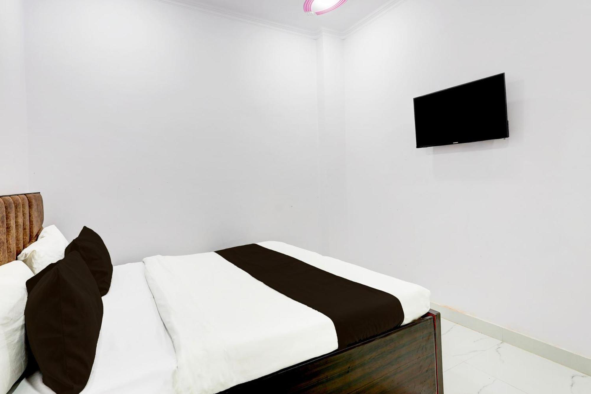 Hotel The Arrow Near Paschim Vihar デリー エクステリア 写真