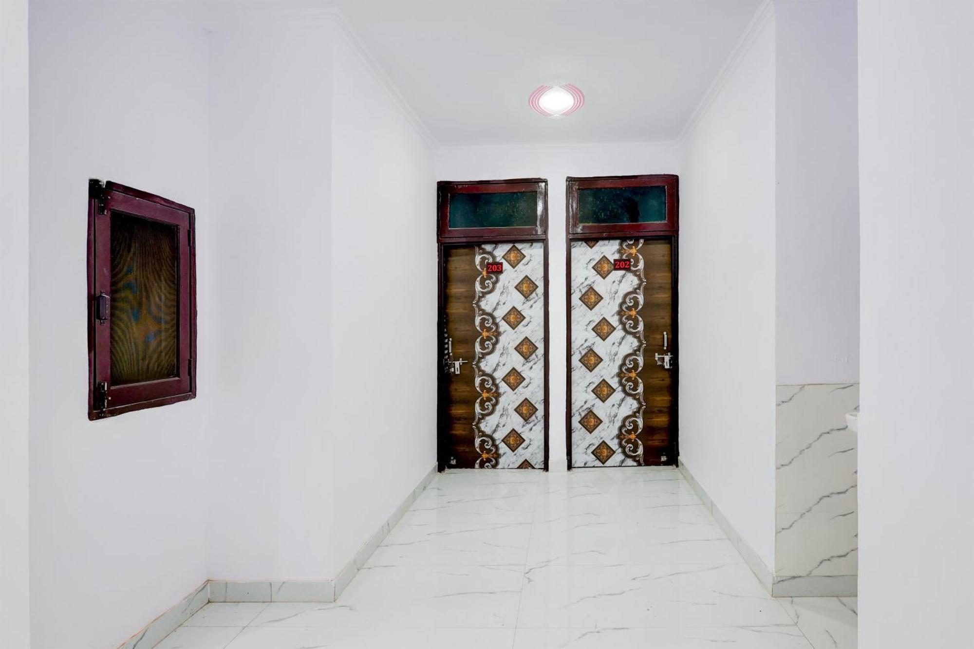 Hotel The Arrow Near Paschim Vihar デリー エクステリア 写真